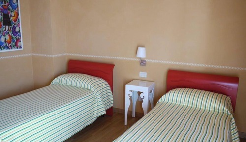 Chambre avec lits jumeaux, salle de bains attenante, vue montagne