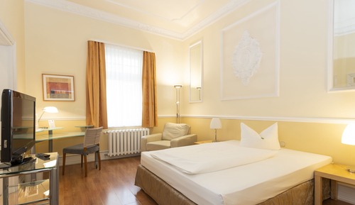 Chambre Double Supérieure, 1 grand lit et 1 canapé-lit, vue cour intérieure, côté cour intérieure