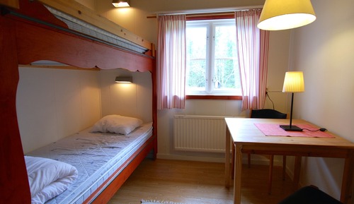 Chambre avec lits jumeaux, salle de bains commune