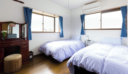 Chambre avec lits jumeaux, 2 lits une place, salle de bains commune