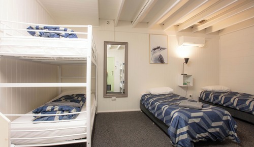 Chambre, salle de bains commune