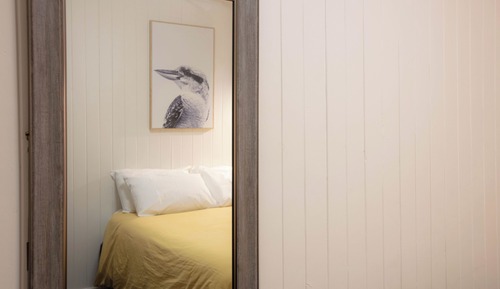 Chambre, salle de bains commune