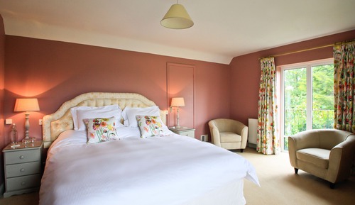 Chambre Double Deluxe, 1 très grand lit, salle de bains attenante, vue jardin