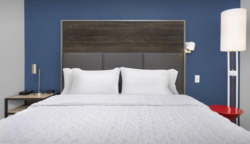 Chambre, 1 très grand lit, accessible aux personnes à mobilité réduite (Hearing)