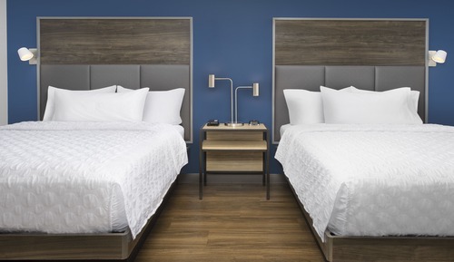 Chambre, 2 grands lits, accessible aux personnes à mobilité réduite, baignoire