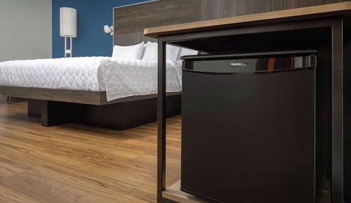 Chambre, 1 très grand lit, accessible aux personnes à mobilité réduite (Roll-In Shower)