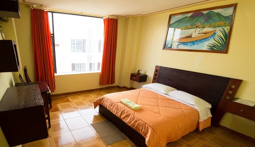 Chambre Double, 1 grand lit, vue ville