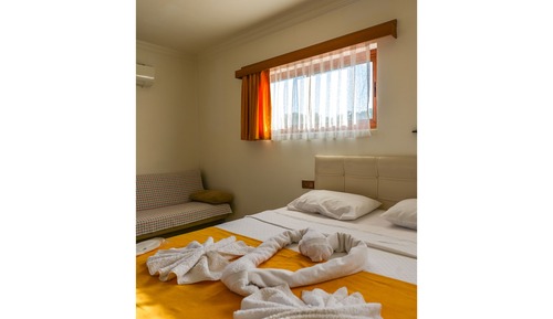 Studio, vue partielle sur la mer