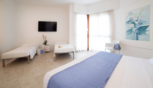 Chambre Quadruple Supérieure, balcon, vue partielle sur la mer