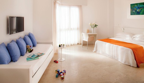 Chambre Double Familiale, terrasse, vue partielle sur la mer