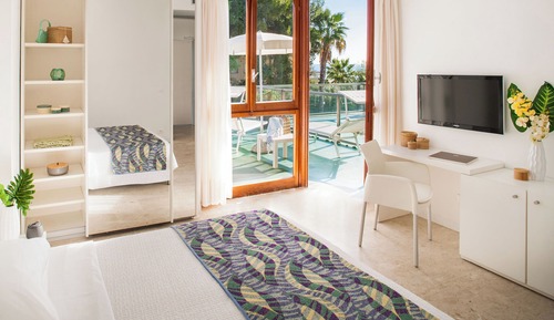 Chambre Double Familiale, balcon, vue partielle sur la mer