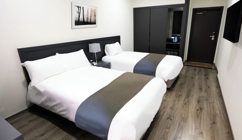 Chambre Triple (Hotel Type)