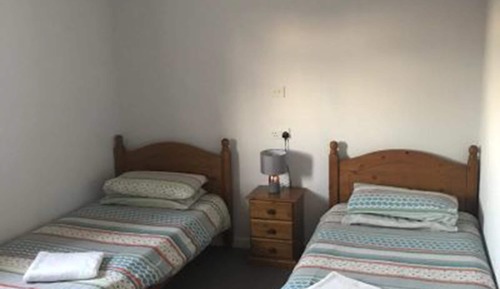 Chambre avec lits jumeaux, salle de bains commune