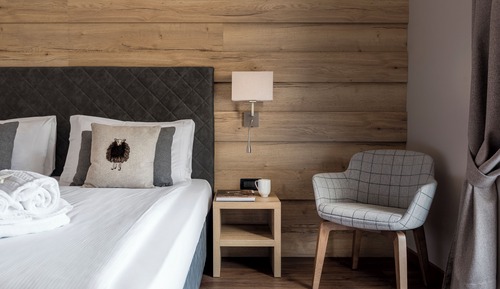 Chambre Confort Double ou avec lits jumeaux, balcon, vue montagne