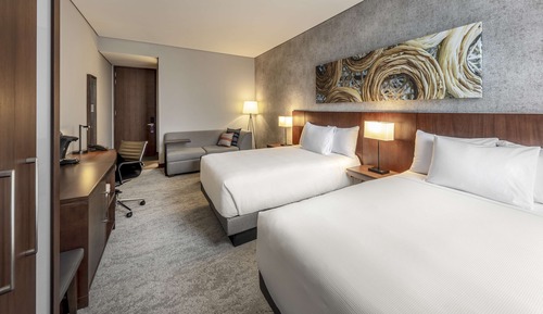 Chambre Affaires (2 Queenbed & 1 Sofabed)