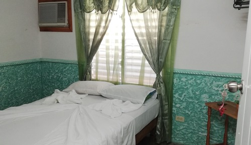 Chambre Triple Standard, plusieurs lits, vue partielle sur la mer