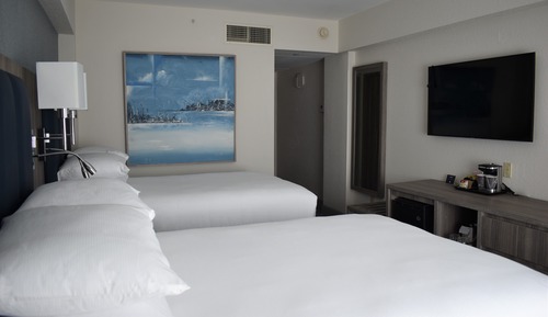 Chambre, 2 lits doubles, accessible aux personnes à mobilité réduite (Roll-In Shower)