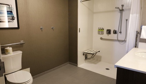 Suite, 2 grands lits, douche accessible en fauteuil roulant, cuisine (Communications Accessible)