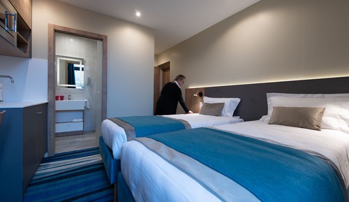 Chambre Luxe Double ou avec lits jumeaux, salle de bains privée (chambre Ange)