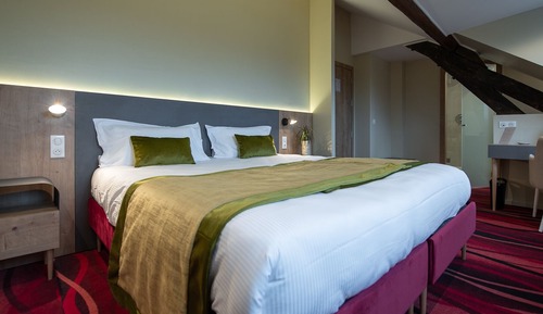 Suite Supérieure, salle de bains attenante, vue jardin (Chambre Licorne)