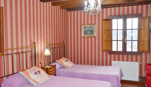 Chambre avec lits jumeaux, salle de bains attenante