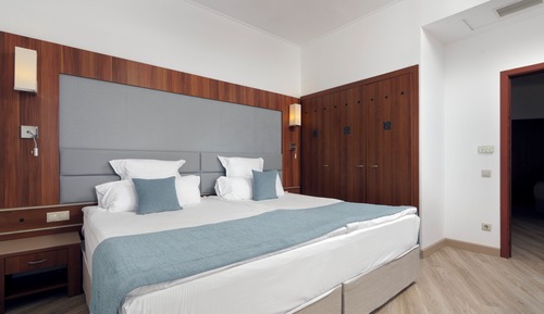 Chambre Familiale, vue parc (2 Adults + 2 Children)