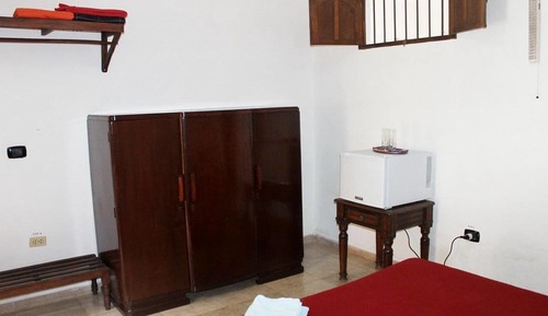Chambre Triple Confort, plusieurs lits, accessible aux personnes à mobilité réduite, vue jardin
