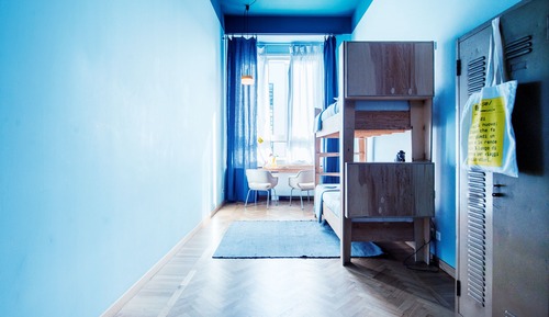 Chambre avec lits jumeaux, salle de bains commune