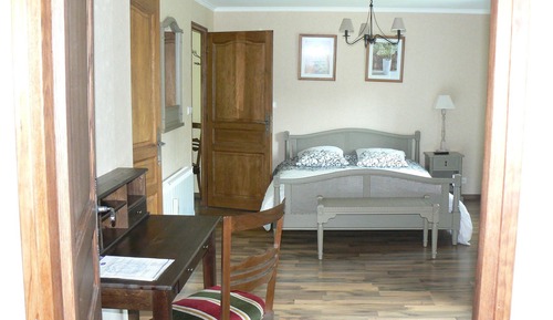Chambre Double, 1 très grand lit (Élodie)