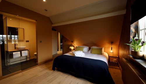 Chambre Supérieure, 1 très grand lit (Harlequin)