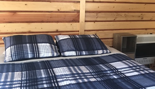 Cabane Standard, 1 très grand lit (Cabin 7)
