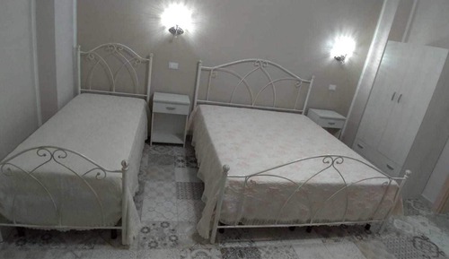 Chambre Triple, vue cour intérieure