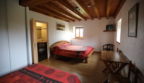 Chambre Triple Confort, accessible aux personnes à mobilité réduite, vue jardin (Kaline)