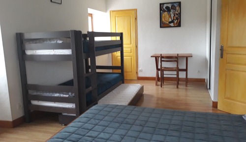 Chambre Quadruple, accessible aux personnes à mobilité réduite, vue jardin (Lolotte)