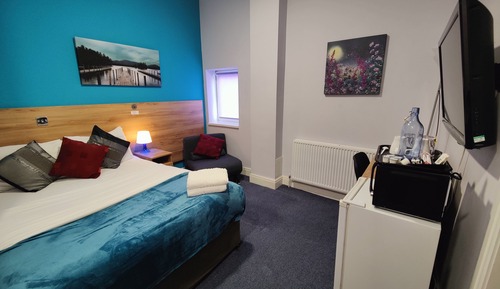 Chambre Double Supérieure, 1 très grand lit, non-fumeurs, salle de bains attenante