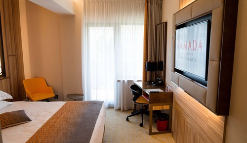 Chambre, 1 grand lit, non-fumeurs, balcon
