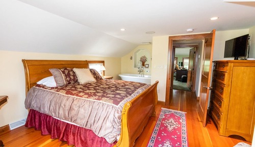 Chambre, 1 grand lit, baignoire à jets