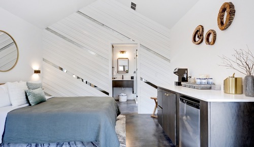 Cabane, 1 grand lit et 1 canapé-lit, bain à remous, côté cour intérieure