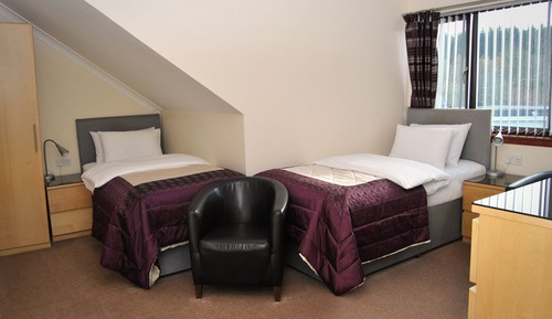 Chambre avec lits jumeaux, salle de bains privée