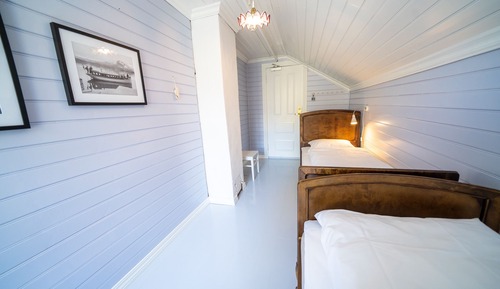 Chambre avec lits jumeaux, salle de bains commune, vue montagne