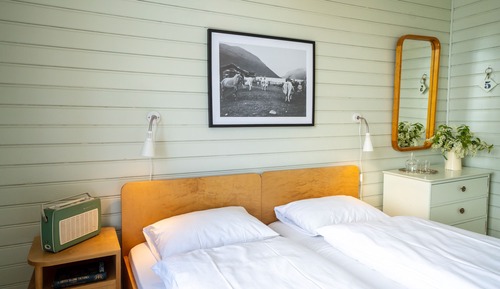 Chambre Double, salle de bains commune, vue montagne