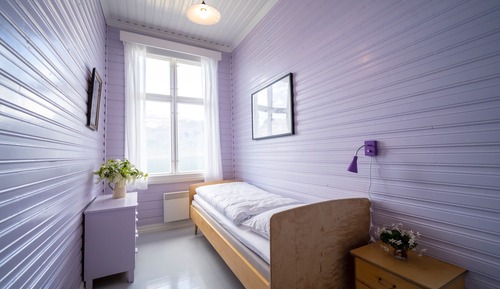 Chambre Simple, salle de bains commune, vue lac