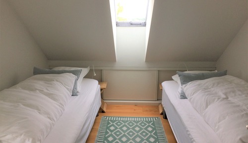 Chambre, 2 lits une place, salle de bains commune, vue mer