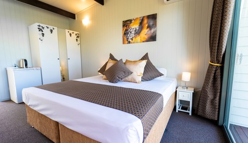 Chambre Double Confort, 1 grand lit, accessible aux personnes à mobilité réduite, vue lac