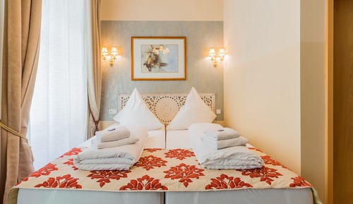 Chambre Confort Double ou avec lits jumeaux, salle de bains privée