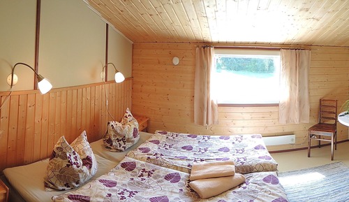 Chambre avec lits jumeaux, salle de bains commune, vue jardin