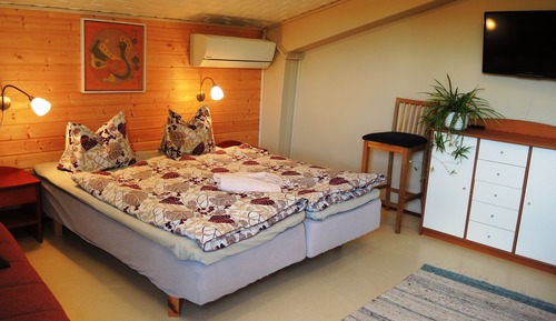 Chambre avec lits jumeaux, salle de bains commune