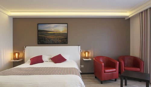 Chambre Double Premium, vue cour intérieure (Avec Accès Handicapé )