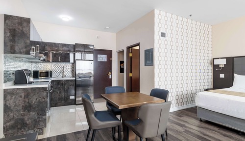 Suite, 2 grands lits, non-fumeurs, cuisine (Larger Room;with Sofabed)