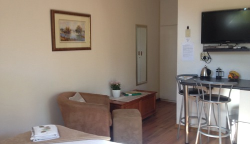Chambre Double Confort, 1 grand lit, réfrigérateur et four à micro-ondes, vue jardin